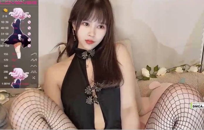 23岁平面模特【MiSSLee01】跳蛋自慰~表情真骚11 (4)